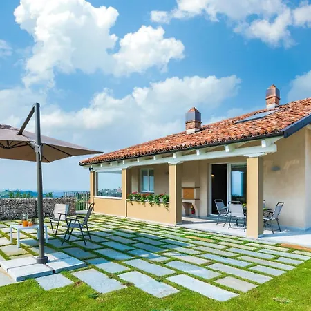 Vila Tramonto Albese 4, Emma