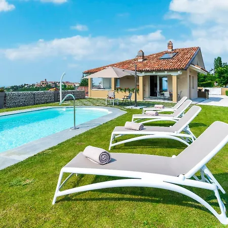 Tramonto Albese 4, Emma וילה