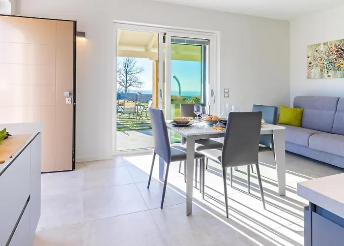 Tramonto Albese 4, Emma Vila