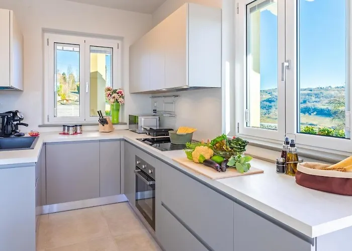 Tramonto Albese 4, Emma Vila